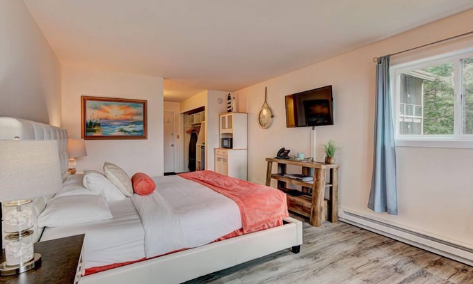 Otter Rock Apartment | Spacious Forest-View Suite with Balcony