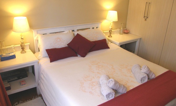 Barrydale Apartment | Spacious, full kitchen, large garden. Mountain view. Family friendly. Netflix.