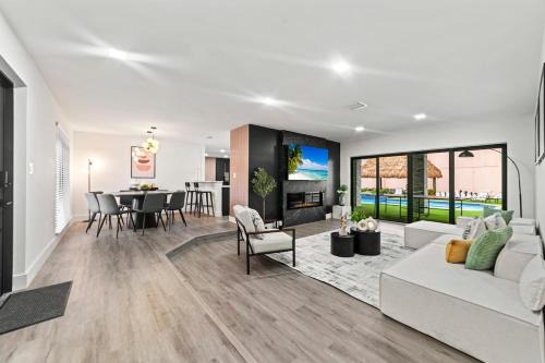 Ludlam House | Spacious Fun House with Games & Heated Pool L69