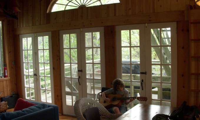 Davis Park House | Spacious Fun House Available August 25th - September 1st, 2025 Book Now!