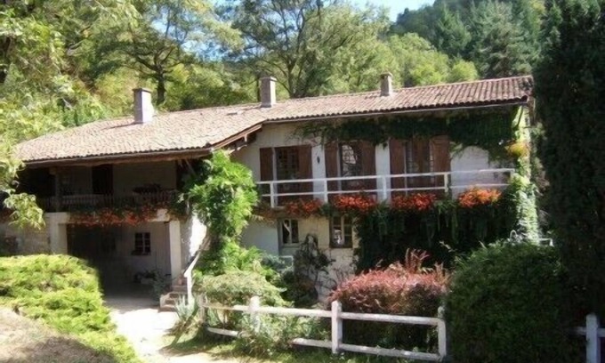 Escoutoux House | Spacious gîte near THIERS, 6 bedrooms, 14 people Self-catering cottage