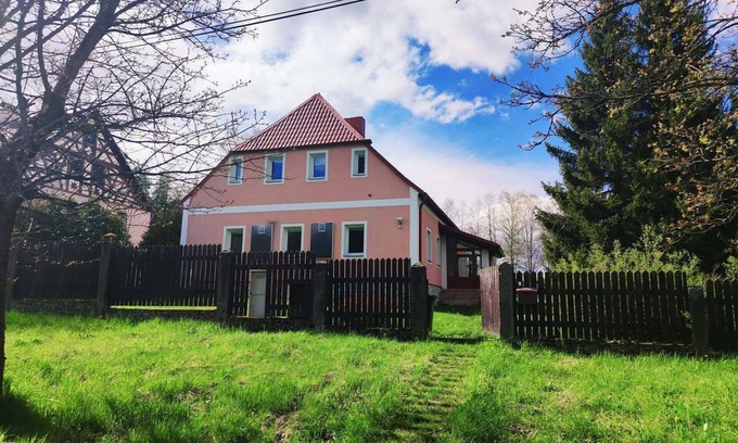 Karvina House | Spacious garden Cottage Prameny