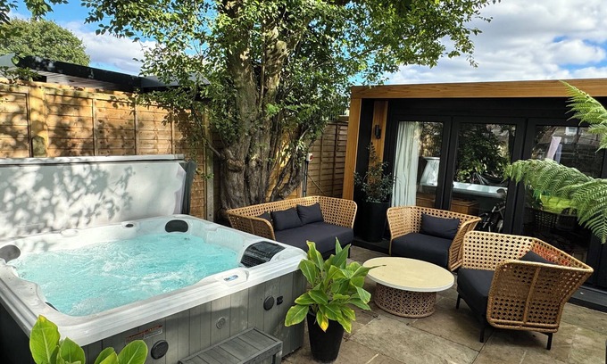 Coombe Vale House | Spacious and modern 4 bed with hot tub and large garden.