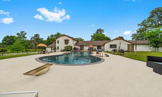 Willis Resort | Spacious Getaway 12 Acres Whole Family w/Private Pool Sleeps 20+