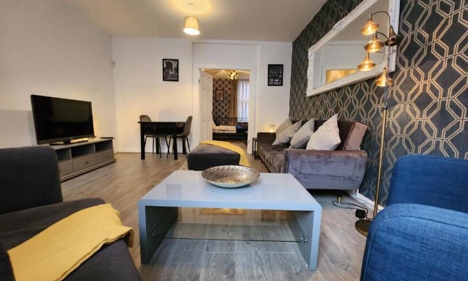 Liverpool House | Spacious Goodison Accommodation, Sleeps 8 – Near Anfield