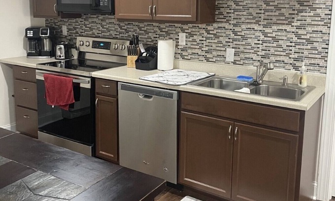 Cornerstone House | Spacious Guest Suite near LU and Airport