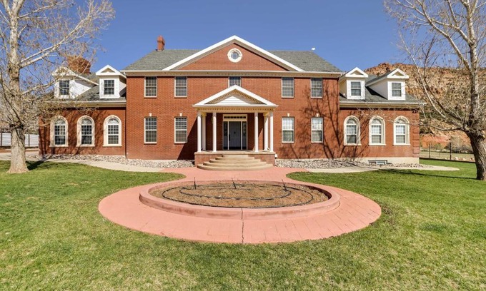 Hildale House | Spacious Hildale House with Large Deck!