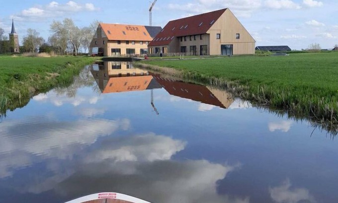 Leons House | Spacious holiday home in Leons with garden