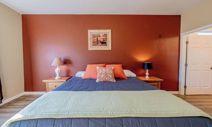 Soldotna House | Spacious Home- 3 min Walk to Kenai River; Fishing