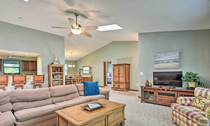 Hidden Lake House | Spacious Home - 5 Mi to Beach & Int’l Speedway!
