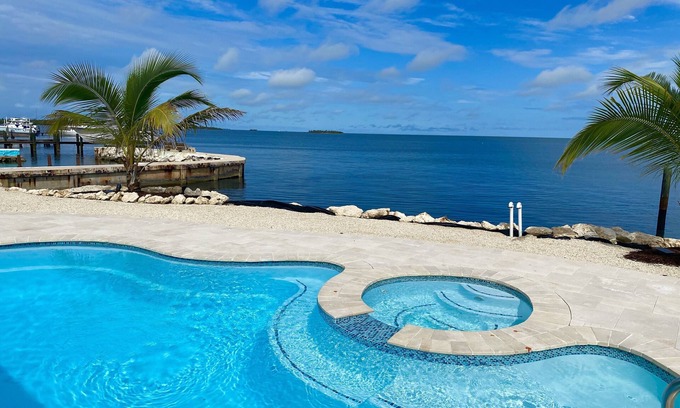 Marathon House | Spacious Home, Directly on Gulf , Beautiful Sunsets, 2 Master Suites, 2 Kayaks