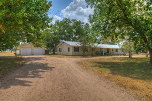 Stonewall House | Spacious Home - Fire Pit, BBQ and Outdoor Seating!