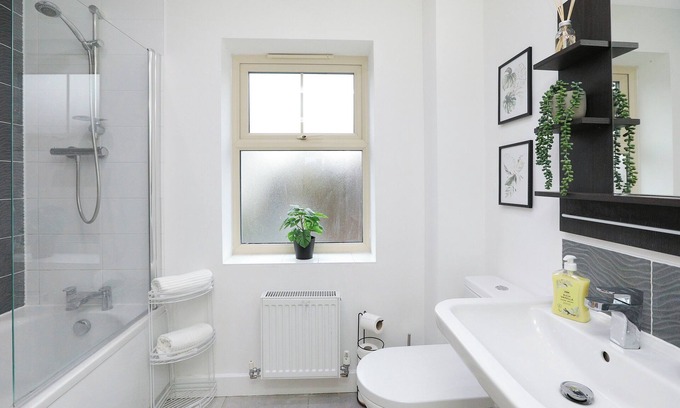 Woodthorpe House | Spacious home for families and groups