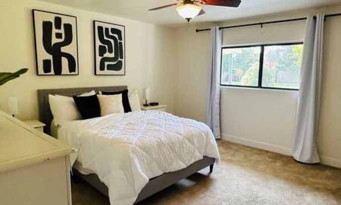 Greenacres House | Spacious home in Bakersfield