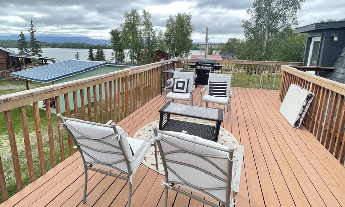 Wasilla House | Spacious Home in Heart of Wasilla w/ Lake View! MONTHLY RATES AVAILABLE