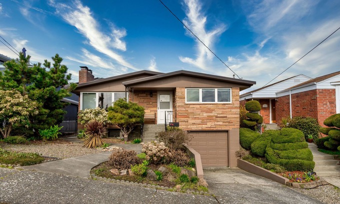 Southeast Magnolia House | *SPACIOUS HOME in Quiet Neighborhood - PET FRIENDLY!