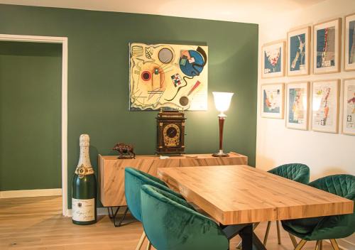 Hincmar Apartment | Spacious home near Canal and Stadium with Wifi