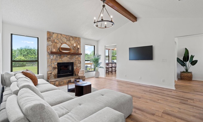 Girvin House | Spacious Home: Near Beach, Large Yard, Game Room & Dog-Friendly!