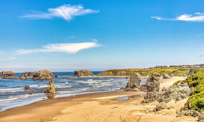 Bandon House | Spacious home only 1 block from beach & across the street from horseback riding