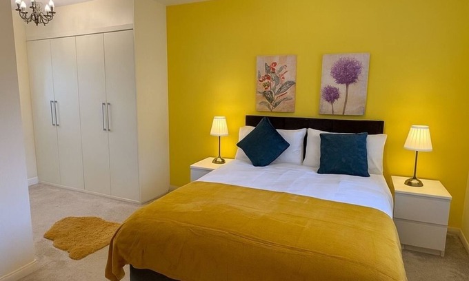 Bedford House | Spacious Home + Parking for Families & Contractors