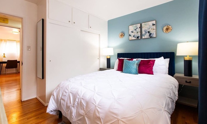 Somerset House | Spacious Home Sleeps 6 Free Parking Laundry