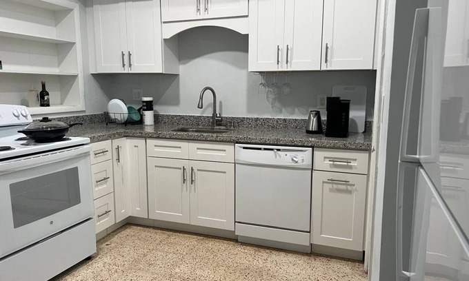 North Miami Beach House | Spacious Home - Bed in a double room