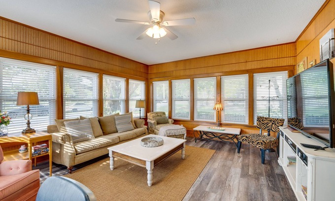 Mount Dora House | Spacious Home w/Florida Room ~ 1 Mi to Lake Dora!
