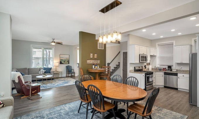 Mount Auburn House | SPACIOUS home with 5 bedrooms, 4 bathrooms
