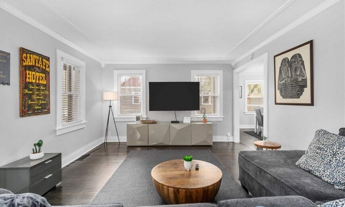 Mission House | Spacious Home with 5BR Mins to attractions|Quiet