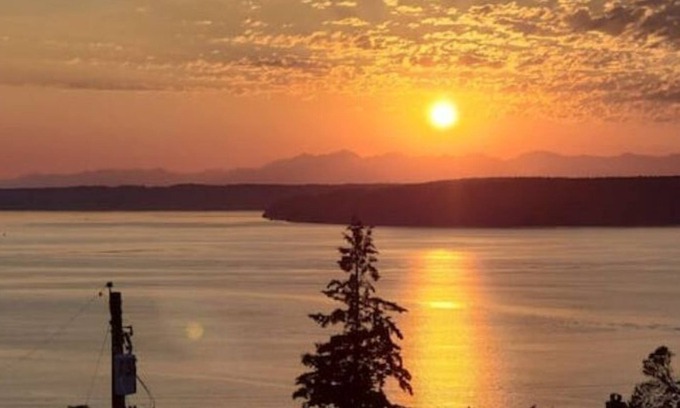 Tacoma House | Spacious Home with Amazing Views - 2 min drive to Beach/Water Access