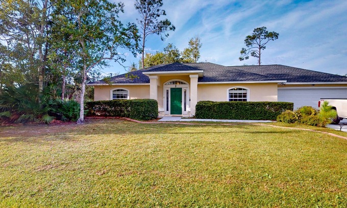 Palm Coast House | Spacious home with enclosed pool, open layout, washer/dryer, internet, & AC