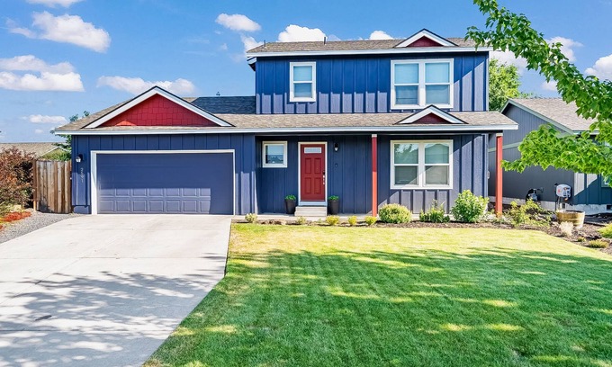 Redmond House | Spacious home with fenced dog-friendly yard, fireplace, central AC, W/D, WiFi