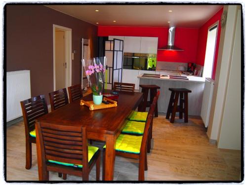 Ellezelles House | Spacious Home with Games, cleaning included