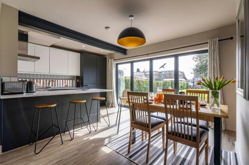 Toton Villa | SPACIOUS HOME WITH GARDEN-SLEEPS 5 Contractors, families, and group stays welcome