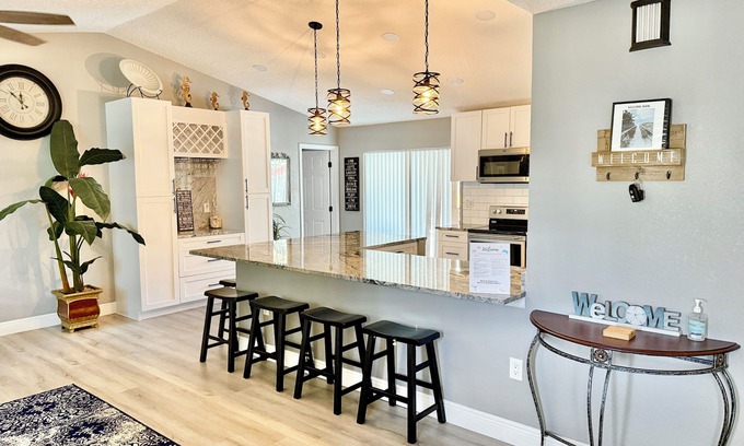 Seminole House | SPACIOUS home with private POOL 5 mins to beach! Close to everything!