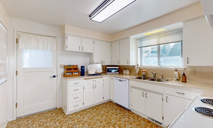 Artondale House | Spacious home with remote workspace, close to downtown Gig Harbor