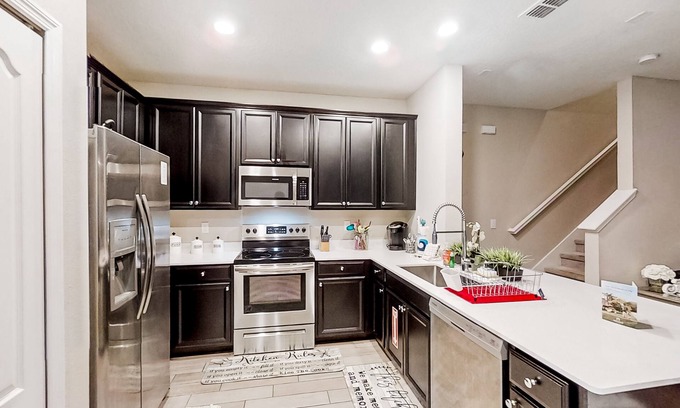 Jacksonville House | Spacious home with enclosed patio, grill, AC, & W/D - in a great location