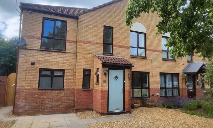 Milton Keynes House | Spacious House 2 Lounges 2.5 Baths Prime Location