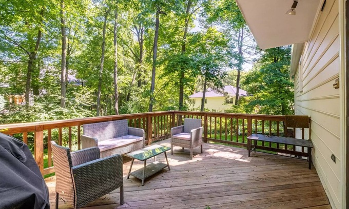 Potomac House | Spacious house 5-bedroom, 4.5 Bath in quiet, charming Potomac with AC, WiFi, W&D