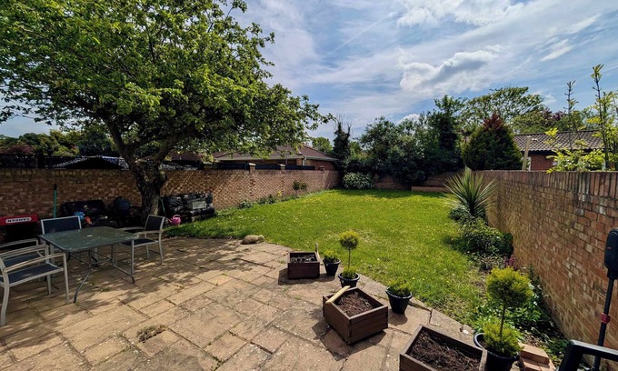 Heston House | Spacious House With Amazing Backyard and Parking