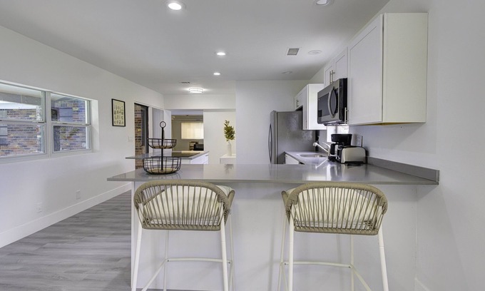 Highland Garden House | Spacious house in Hollywood! With pool!