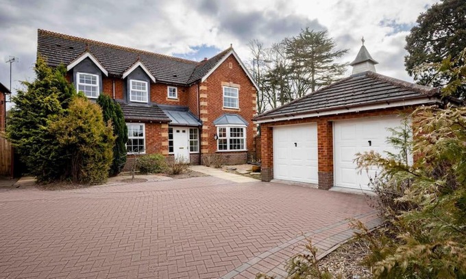 Shrewsbury Apartment | Spacious house in quiet cul-de-sac near to Hospital