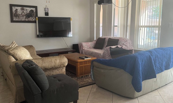 Houston House | Spacious house in superb Houston with AC, fitness room, WiFi