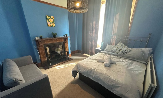 Walsall House | Spacious House- Parking, Garden & Central Location