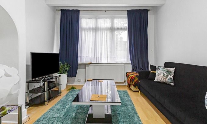 Tottenham Hale House | Spacious House with Garden | Pass the Keys