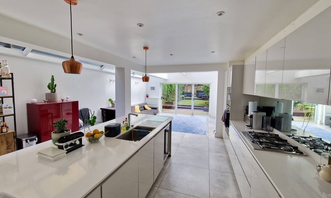 Larkhall House | Spacious House with Hot Tub, Gym, BBQ, Workspaces