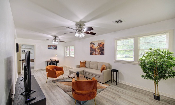Beaumont House | Spacious house with massage chair and game room