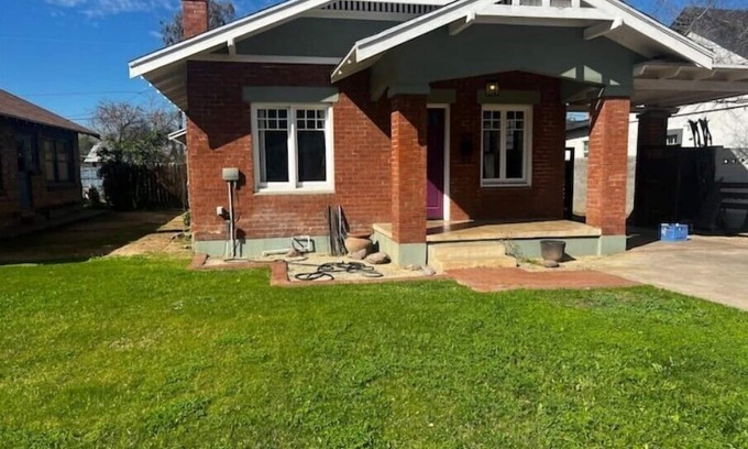 Coronado House | Spacious & Inviting Bungalow near Downtownn