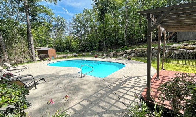 North Conway House | Spacious Kearsarge Woods Unit w Association Pool & Tennis 2 Mins to Downtown