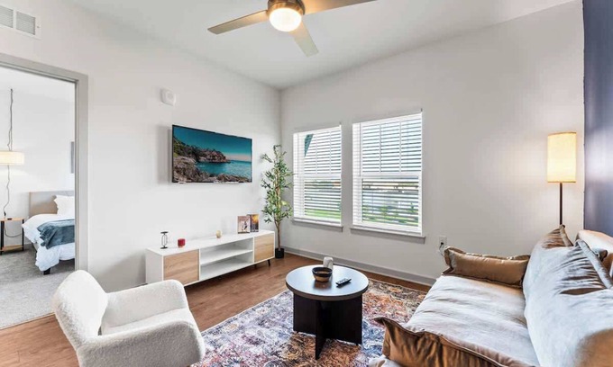 Bay Lake Apartment | Spacious King Retreat w/Gym, Pool. Close to Parks